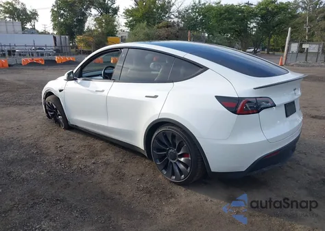 2022 Tesla Model Y Performance Dual Motor All-Wheel Drive z USA, uszkodzony, nr VIN 7SAYGDEF9NF546133